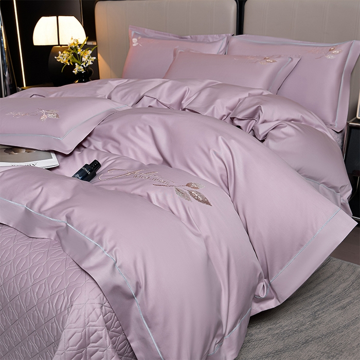 91家纺网 家纺一手货源 找家纺 畅畅家纺 2025新款全棉活性喷气简约轻奢刺绣夹棉床盖款四件套-雅韵 雅韵-紫色