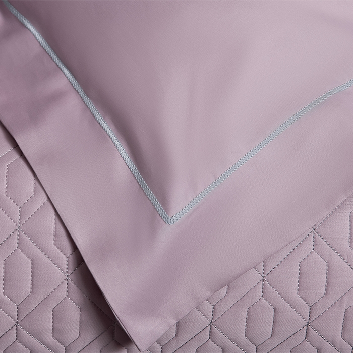 91家纺网 家纺一手货源 找家纺 畅畅家纺 2025新款全棉活性喷气简约轻奢刺绣夹棉床盖款四件套-雅韵 雅韵-紫色