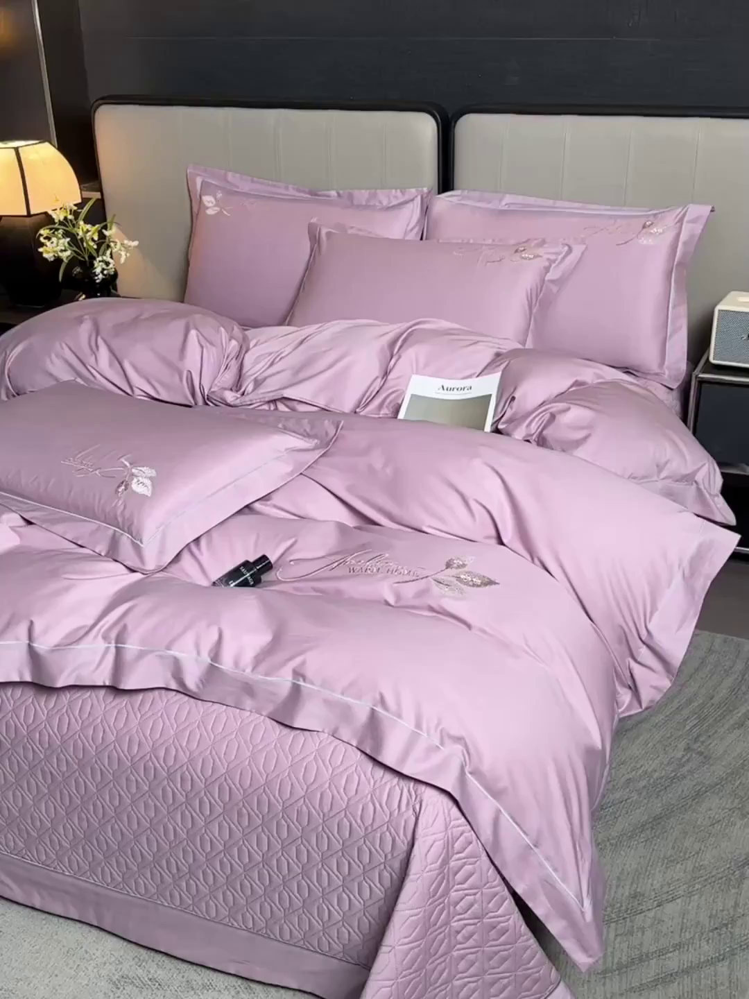 91家纺网 家纺一手货源 找家纺 畅畅家纺 2025新款全棉活性喷气简约轻奢刺绣夹棉床盖款四件套-雅韵 雅韵-紫色