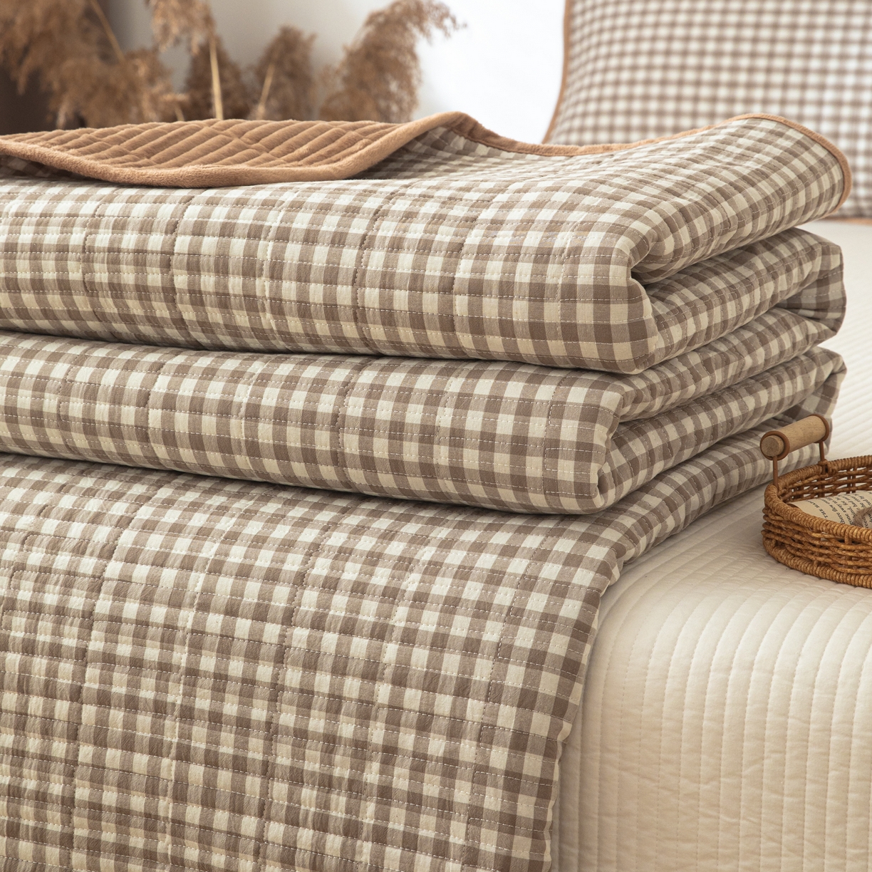 91家纺网 家纺一手货源 找家纺 简宜家居（朝初家纺） 2025新款全棉纯棉色织水洗棉床盖 卡其小格