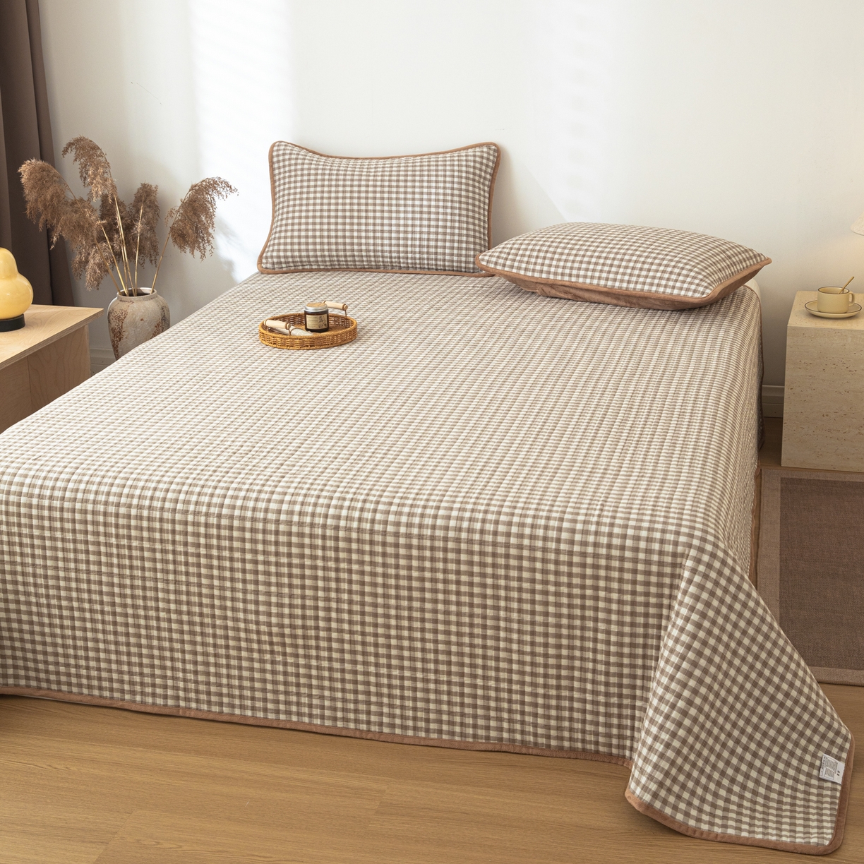 91家纺网 家纺一手货源 找家纺 简宜家居（朝初家纺） 2025新款全棉纯棉色织水洗棉床盖 卡其小格