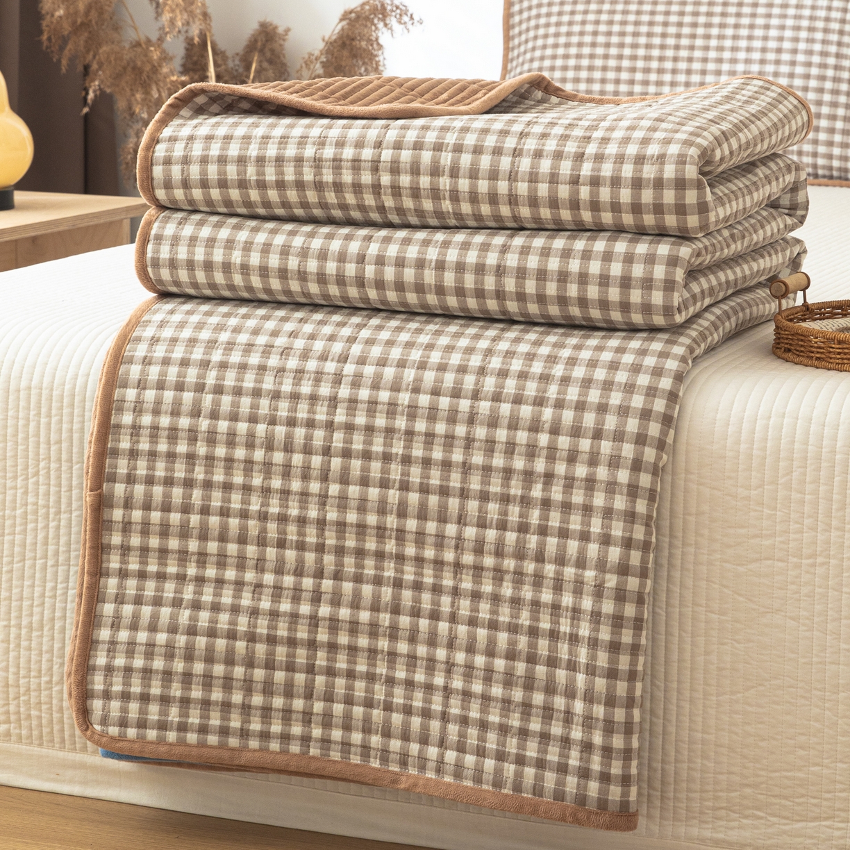 91家纺网 家纺一手货源 找家纺 简宜家居（朝初家纺） 2025新款全棉纯棉色织水洗棉床盖 卡其小格