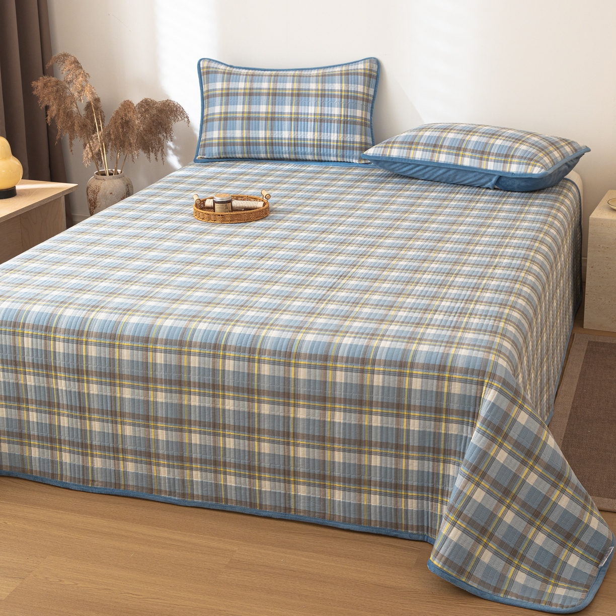 91家纺网 家纺一手货源 找家纺 简宜家居（朝初家纺） 2025新款全棉纯棉色织水洗棉床盖 写意格蓝