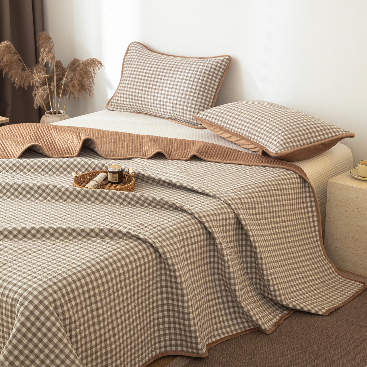 91家纺网 家纺一手货源 找家纺 简宜家居（朝初家纺） 2025新款全棉纯棉色织水洗棉床盖 卡其小格