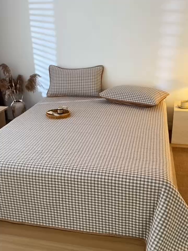 91家纺网 家纺一手货源 找家纺 简宜家居（朝初家纺） 2025新款全棉纯棉色织水洗棉床盖 卡其小格