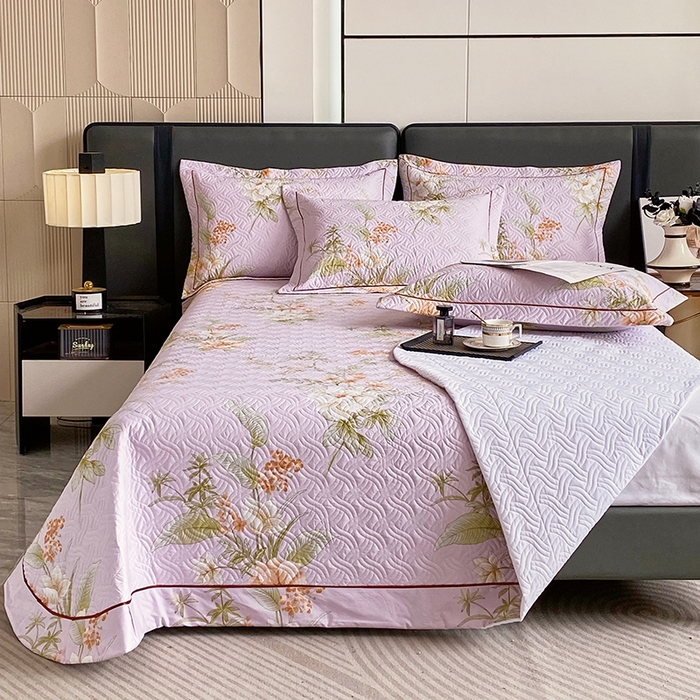 91家纺网 家纺一手货源 找家纺 畅畅家纺 2025春夏款13372全棉纯棉活性印花床盖夹棉加厚绗缝防滑床罩 春盛-紫