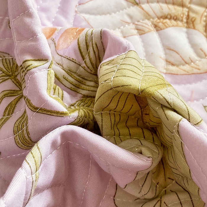 91家纺网 家纺一手货源 找家纺 畅畅家纺 2025春夏款13372全棉纯棉活性印花床盖夹棉加厚绗缝防滑床罩 春盛-紫