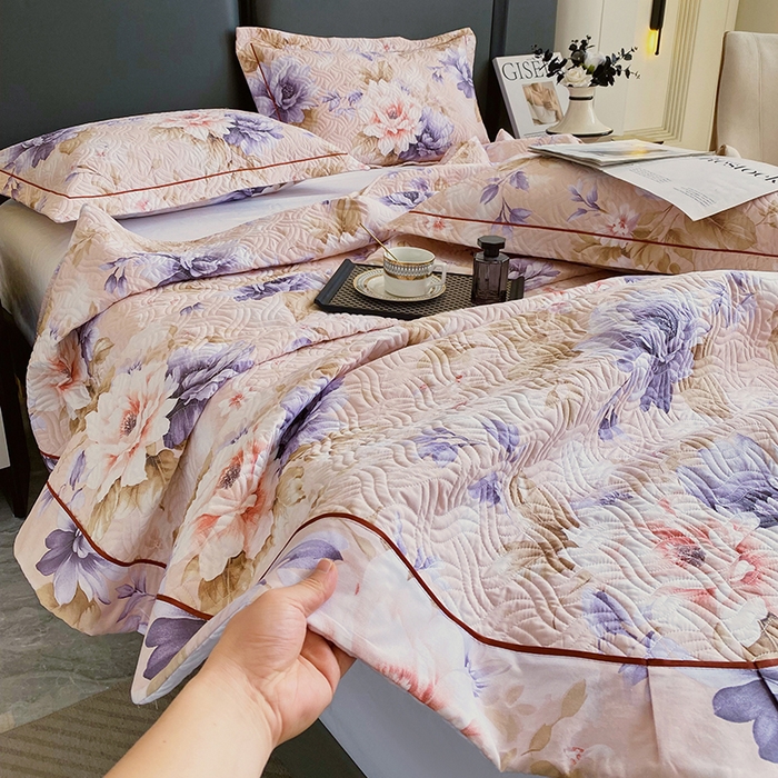 91家纺网 家纺一手货源 找家纺 畅畅家纺 2025春夏款13372全棉纯棉活性印花床盖夹棉加厚绗缝防滑床罩 花几度