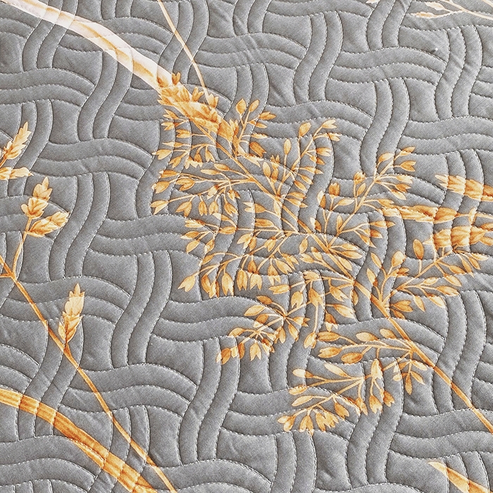 91家纺网 家纺一手货源 找家纺 畅畅家纺 2025春夏款13372全棉纯棉活性印花床盖夹棉加厚绗缝防滑床罩 米洛灰