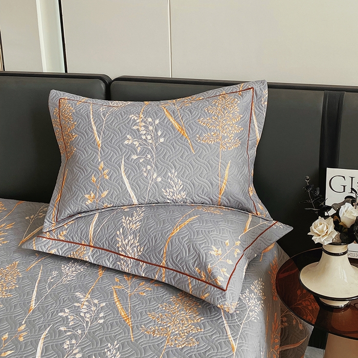 91家纺网 家纺一手货源 找家纺 畅畅家纺 2025春夏款13372全棉纯棉活性印花床盖夹棉加厚绗缝防滑床罩 米洛灰