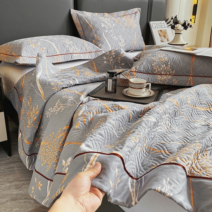 91家纺网 家纺一手货源 找家纺 畅畅家纺 2025春夏款13372全棉纯棉活性印花床盖夹棉加厚绗缝防滑床罩 米洛灰