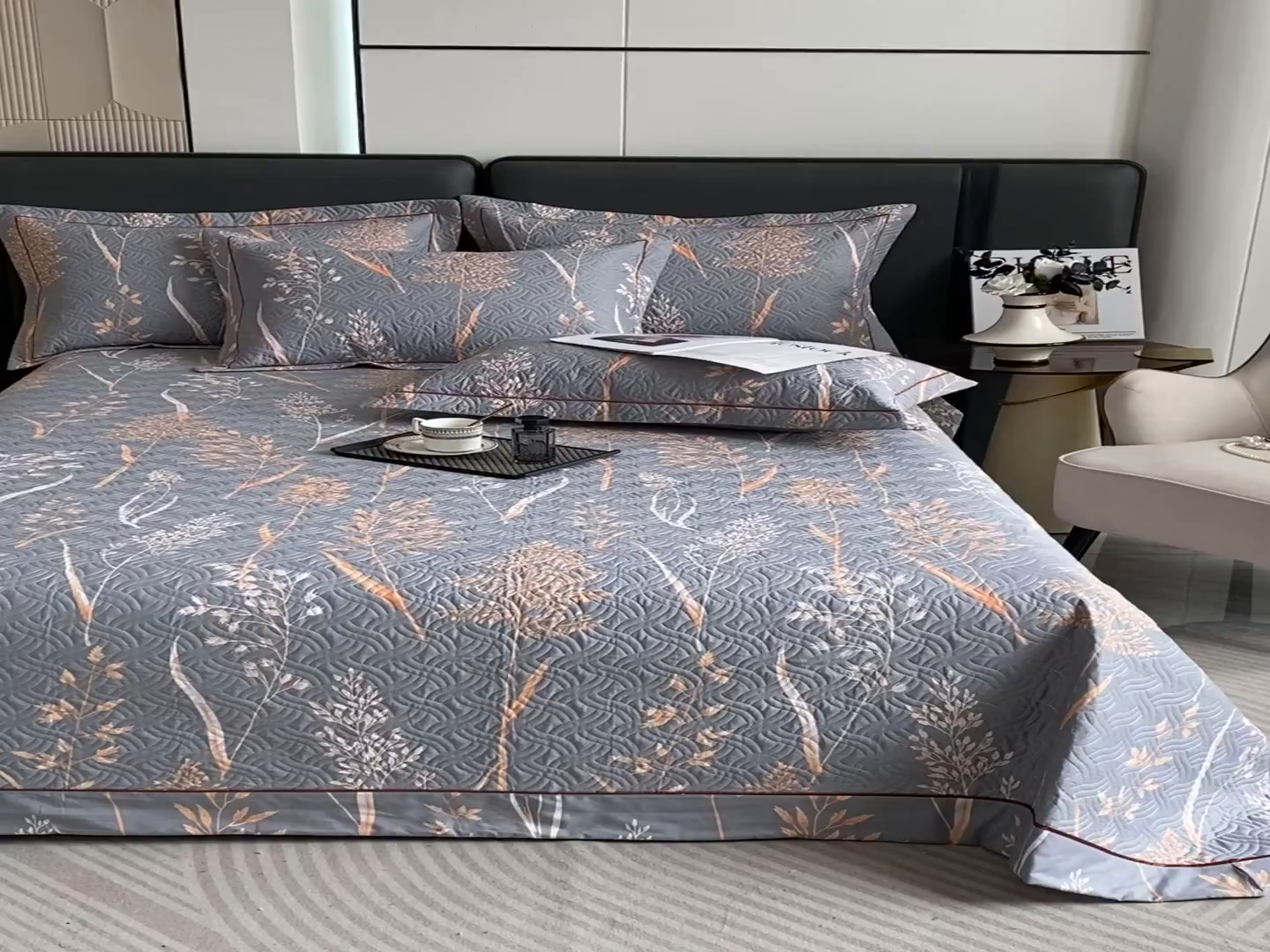 91家纺网 家纺一手货源 找家纺 畅畅家纺 2025春夏款13372全棉纯棉活性印花床盖夹棉加厚绗缝防滑床罩 米洛灰