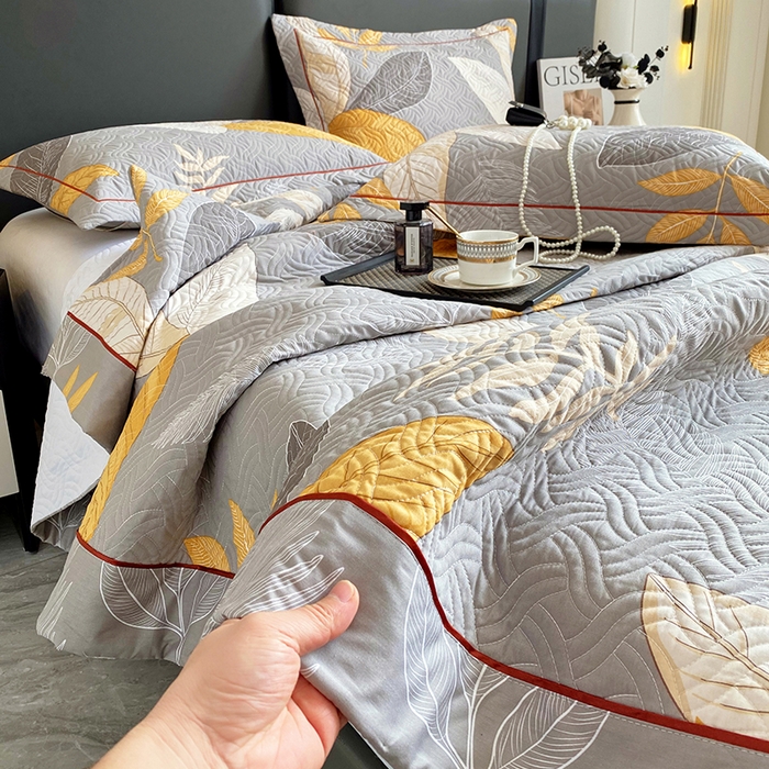 91家纺网 家纺一手货源 找家纺 畅畅家纺 2025春夏款13372全棉纯棉活性印花床盖夹棉加厚绗缝防滑床罩 暖秋