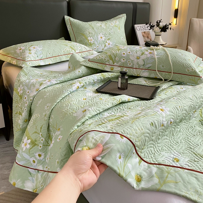 91家纺网 家纺一手货源 找家纺 畅畅家纺 2025春夏款13372全棉纯棉活性印花床盖夹棉加厚绗缝防滑床罩 芊朵绿