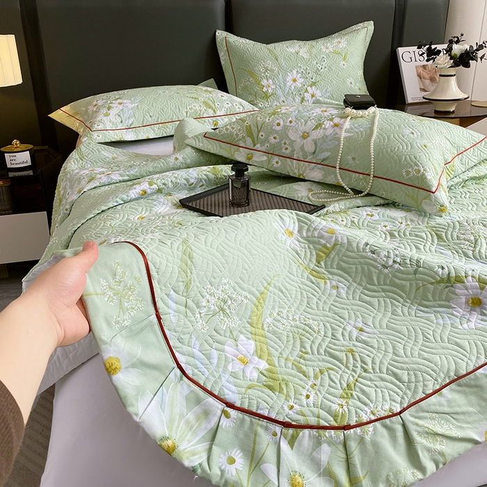 91家纺网 家纺一手货源 找家纺 畅畅家纺 2025春夏款13372全棉纯棉活性印花床盖夹棉加厚绗缝防滑床罩 芊朵绿