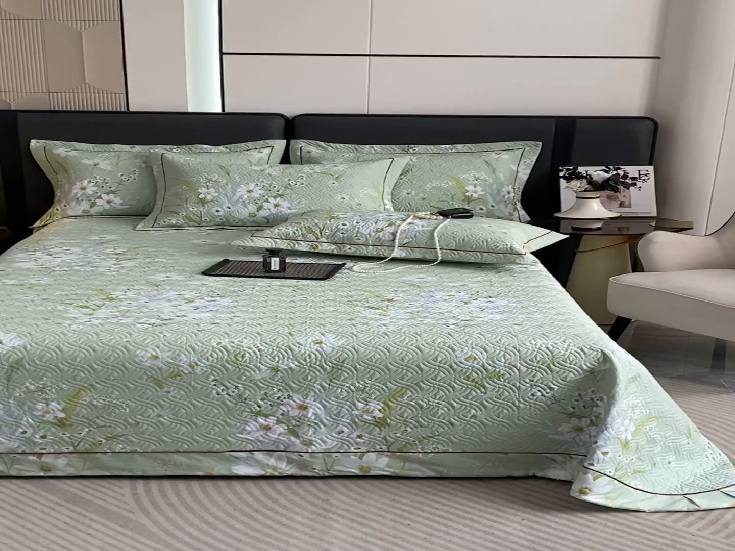 91家纺网 家纺一手货源 找家纺 畅畅家纺 2025春夏款13372全棉纯棉活性印花床盖夹棉加厚绗缝防滑床罩 芊朵绿