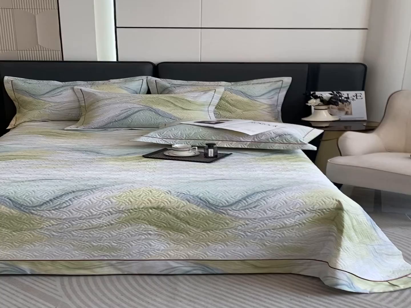 91家纺网 家纺一手货源 找家纺 畅畅家纺 2025春夏款13372全棉纯棉活性印花床盖夹棉加厚绗缝防滑床罩 时尚线条