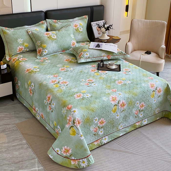 91家纺网 家纺一手货源 找家纺 畅畅家纺 2025春夏款13372全棉纯棉活性印花床盖夹棉加厚绗缝防滑床罩 邂逅