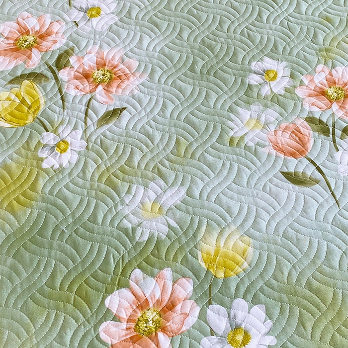 91家纺网 家纺一手货源 找家纺 畅畅家纺 2025春夏款13372全棉纯棉活性印花床盖夹棉加厚绗缝防滑床罩 邂逅