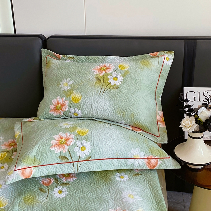 91家纺网 家纺一手货源 找家纺 畅畅家纺 2025春夏款13372全棉纯棉活性印花床盖夹棉加厚绗缝防滑床罩 邂逅