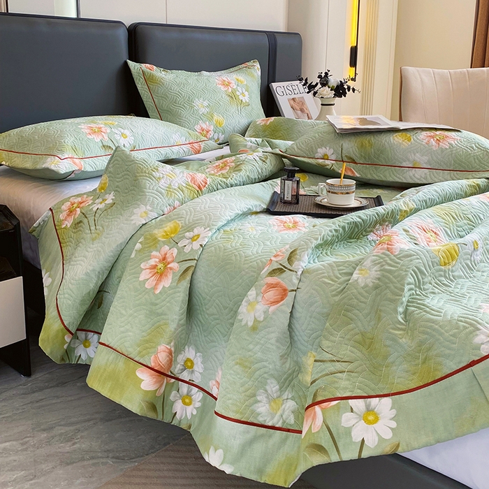 91家纺网 家纺一手货源 找家纺 畅畅家纺 2025春夏款13372全棉纯棉活性印花床盖夹棉加厚绗缝防滑床罩 邂逅