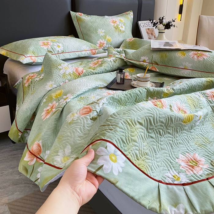 91家纺网 家纺一手货源 找家纺 畅畅家纺 2025春夏款13372全棉纯棉活性印花床盖夹棉加厚绗缝防滑床罩 邂逅