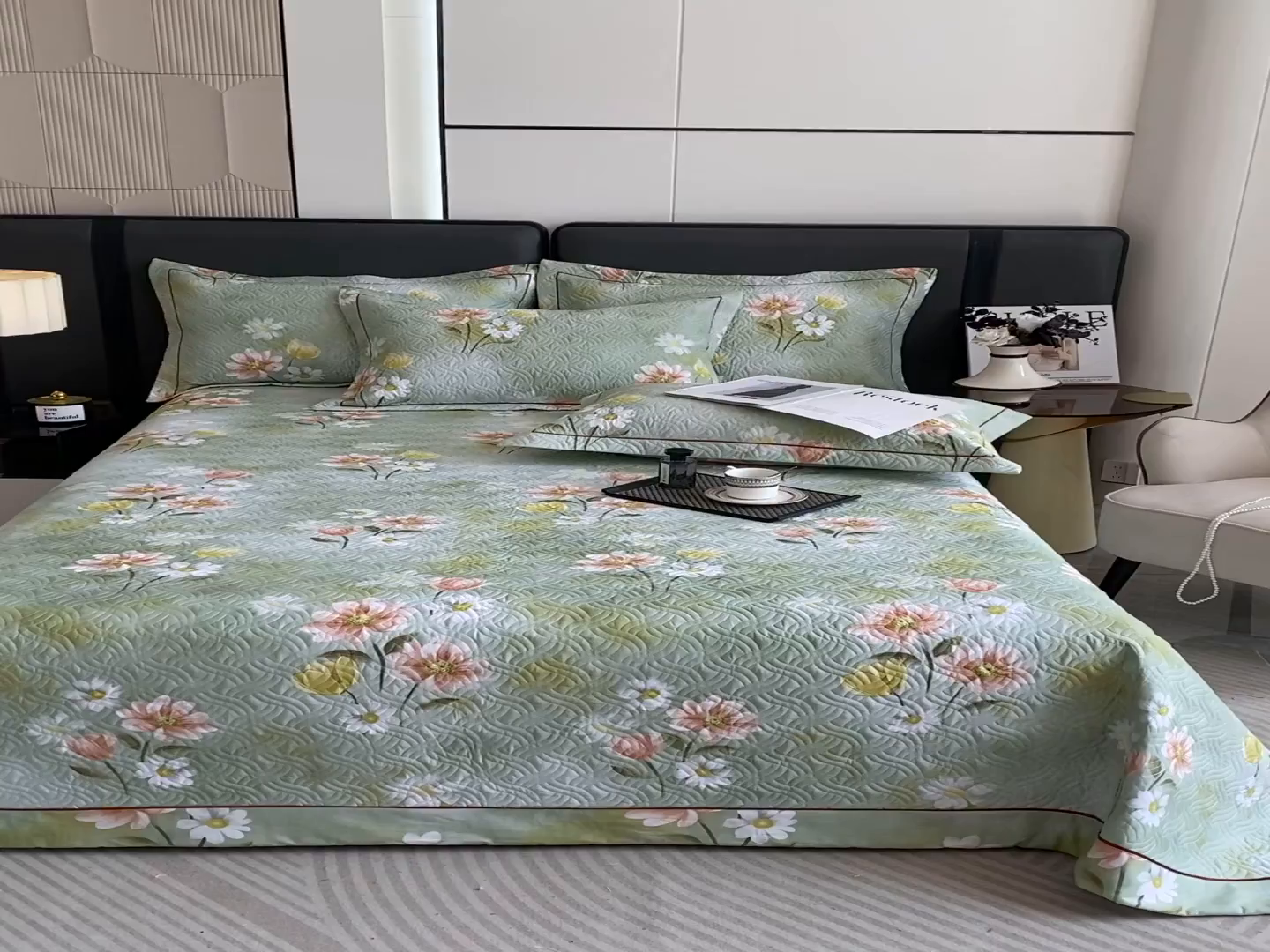 91家纺网 家纺一手货源 找家纺 畅畅家纺 2025春夏款13372全棉纯棉活性印花床盖夹棉加厚绗缝防滑床罩 邂逅