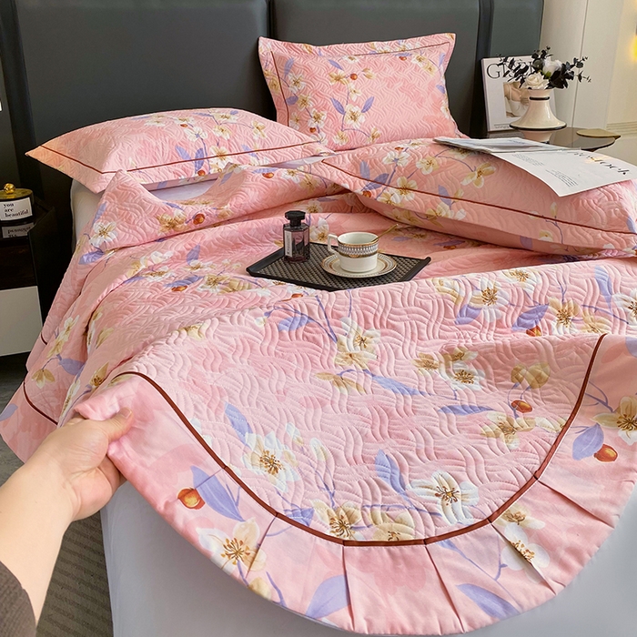 91家纺网 家纺一手货源 找家纺 畅畅家纺 2025春夏款13372全棉纯棉活性印花床盖夹棉加厚绗缝防滑床罩 杏绘-粉