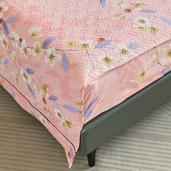 91家纺网 家纺一手货源 找家纺 畅畅家纺 2025春夏款13372全棉纯棉活性印花床盖夹棉加厚绗缝防滑床罩 杏绘-粉