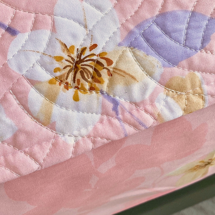 91家纺网 家纺一手货源 找家纺 畅畅家纺 2025春夏款13372全棉纯棉活性印花床盖夹棉加厚绗缝防滑床罩 杏绘-粉