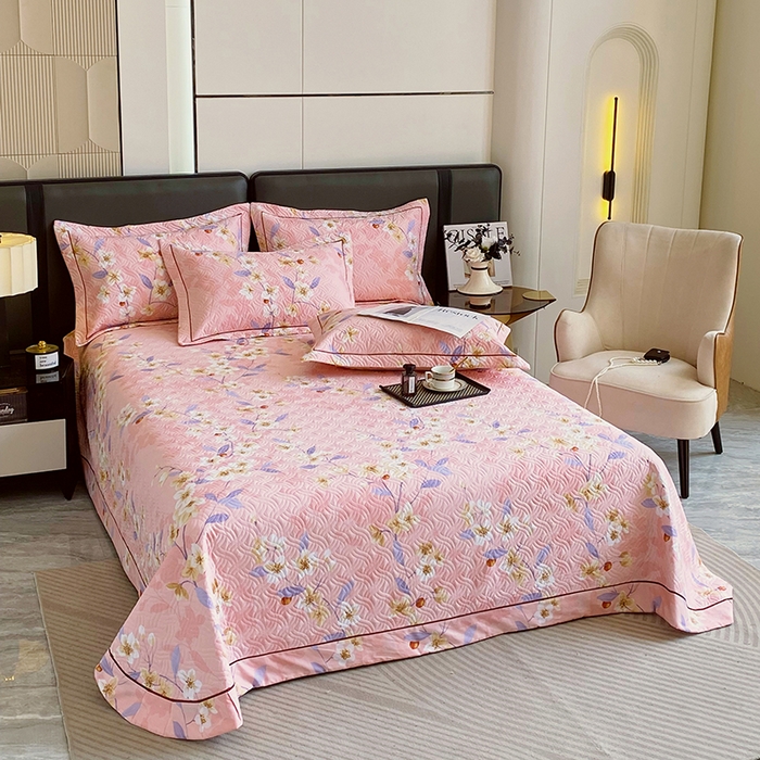 91家纺网 家纺一手货源 找家纺 畅畅家纺 2025春夏款13372全棉纯棉活性印花床盖夹棉加厚绗缝防滑床罩 杏绘-粉