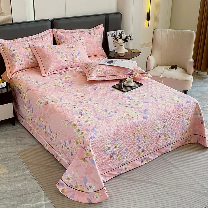91家纺网 家纺一手货源 找家纺 畅畅家纺 2025春夏款13372全棉纯棉活性印花床盖夹棉加厚绗缝防滑床罩 杏绘-粉