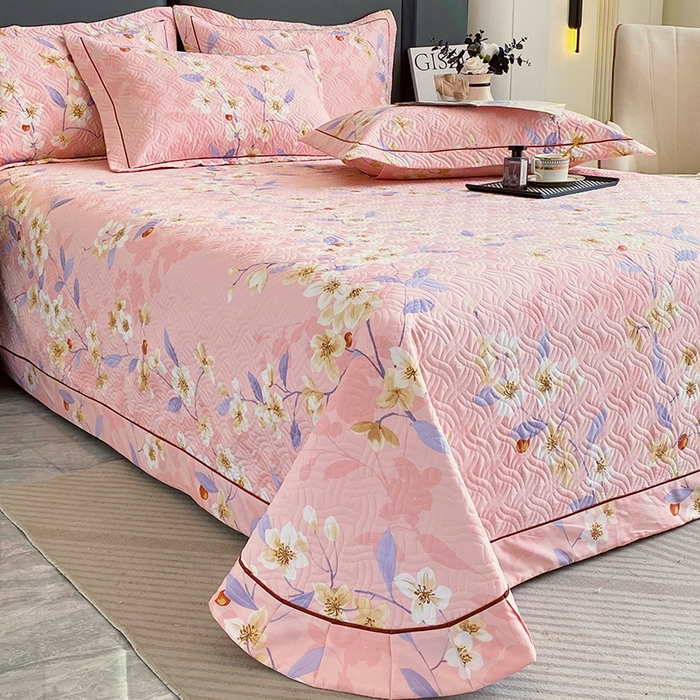 91家纺网 家纺一手货源 找家纺 畅畅家纺 2025春夏款13372全棉纯棉活性印花床盖夹棉加厚绗缝防滑床罩 杏绘-粉