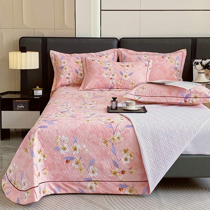 91家纺网 家纺一手货源 找家纺 畅畅家纺 2025春夏款13372全棉纯棉活性印花床盖夹棉加厚绗缝防滑床罩 杏绘-粉