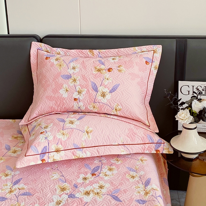 91家纺网 家纺一手货源 找家纺 畅畅家纺 2025春夏款13372全棉纯棉活性印花床盖夹棉加厚绗缝防滑床罩 杏绘-粉