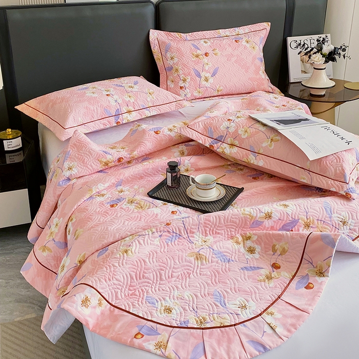 91家纺网 家纺一手货源 找家纺 畅畅家纺 2025春夏款13372全棉纯棉活性印花床盖夹棉加厚绗缝防滑床罩 杏绘-粉
