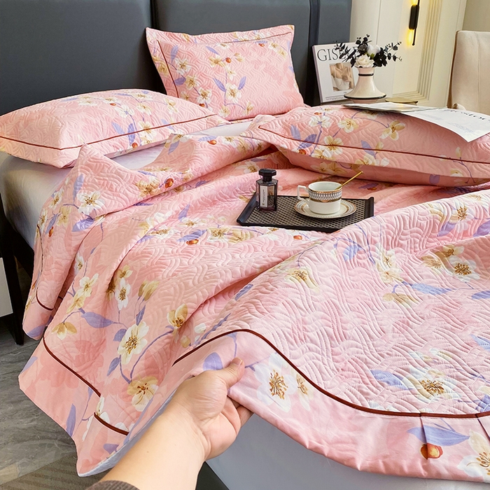 91家纺网 家纺一手货源 找家纺 畅畅家纺 2025春夏款13372全棉纯棉活性印花床盖夹棉加厚绗缝防滑床罩 杏绘-粉
