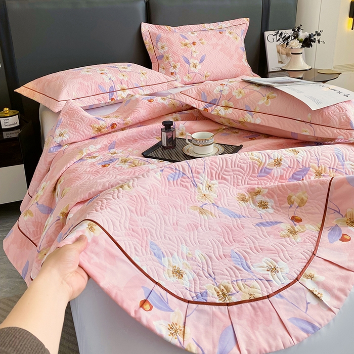 91家纺网 家纺一手货源 找家纺 畅畅家纺 2025春夏款13372全棉纯棉活性印花床盖夹棉加厚绗缝防滑床罩 杏绘-粉