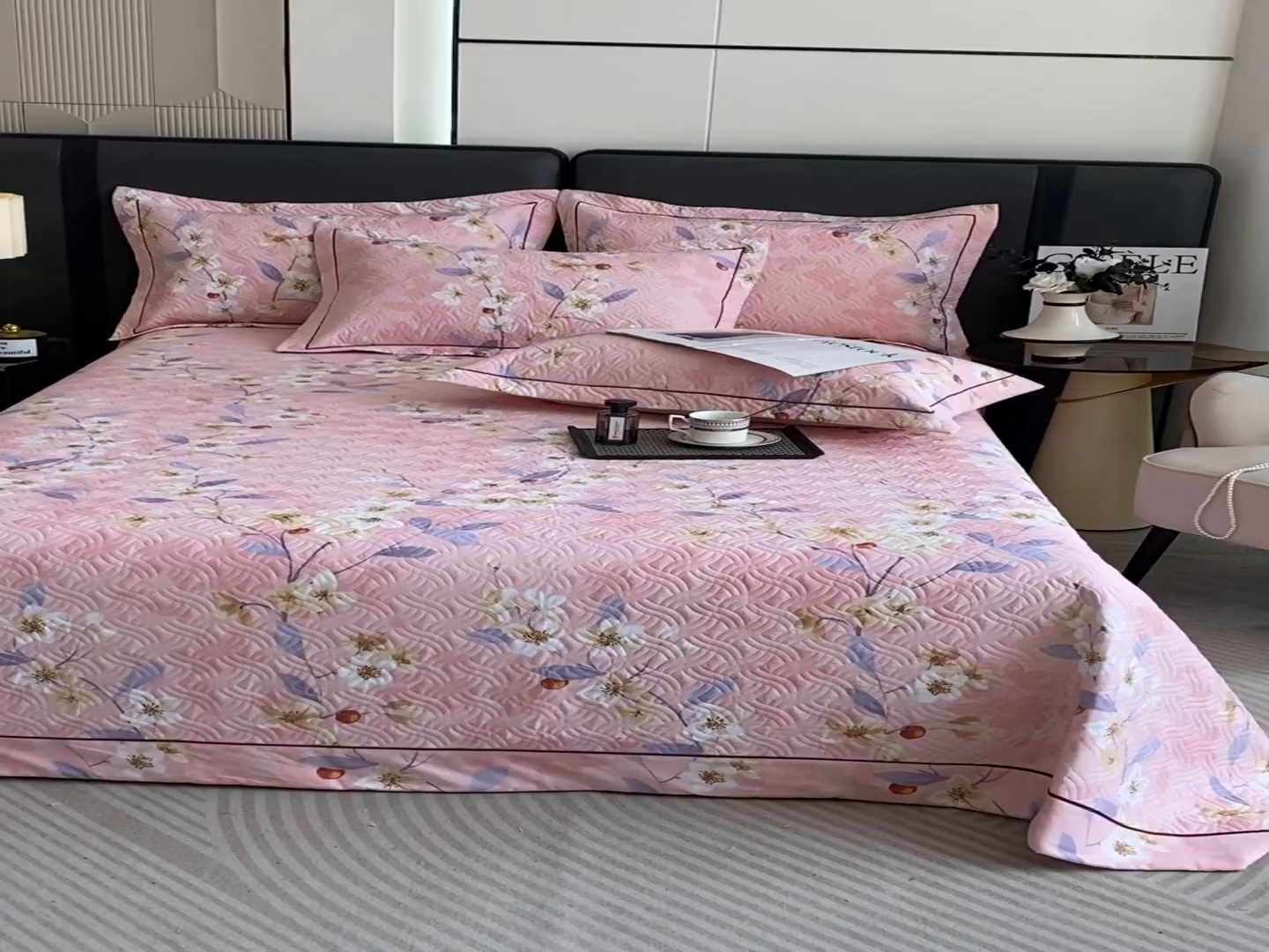 91家纺网 家纺一手货源 找家纺 畅畅家纺 2025春夏款13372全棉纯棉活性印花床盖夹棉加厚绗缝防滑床罩 杏绘-粉
