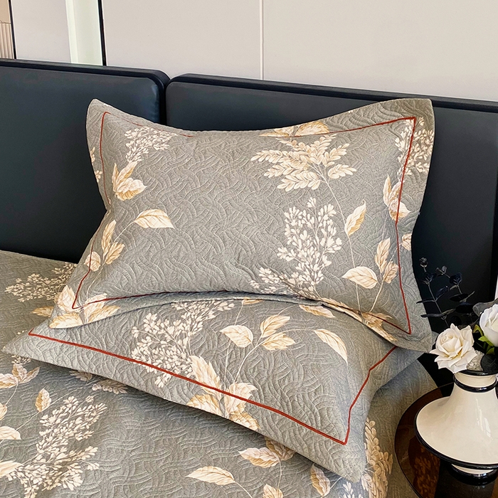 91家纺网 家纺一手货源 找家纺 畅畅家纺 2025春夏款13372全棉纯棉活性印花床盖夹棉加厚绗缝防滑床罩 枝繁叶茂灰