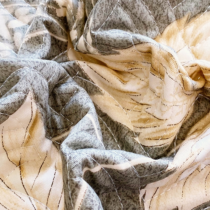 91家纺网 家纺一手货源 找家纺 畅畅家纺 2025春夏款13372全棉纯棉活性印花床盖夹棉加厚绗缝防滑床罩 枝繁叶茂灰