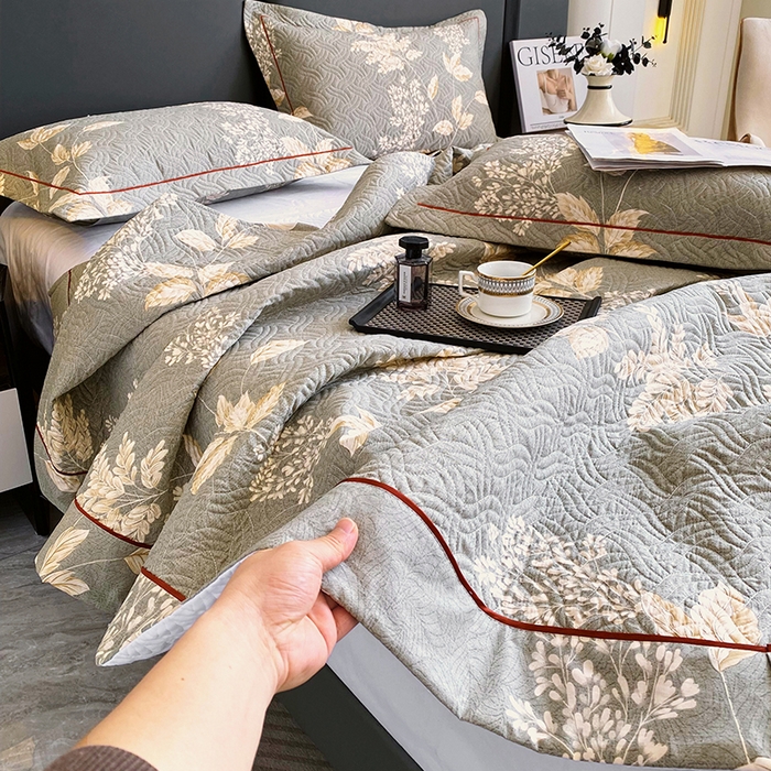 91家纺网 家纺一手货源 找家纺 畅畅家纺 2025春夏款13372全棉纯棉活性印花床盖夹棉加厚绗缝防滑床罩 枝繁叶茂灰