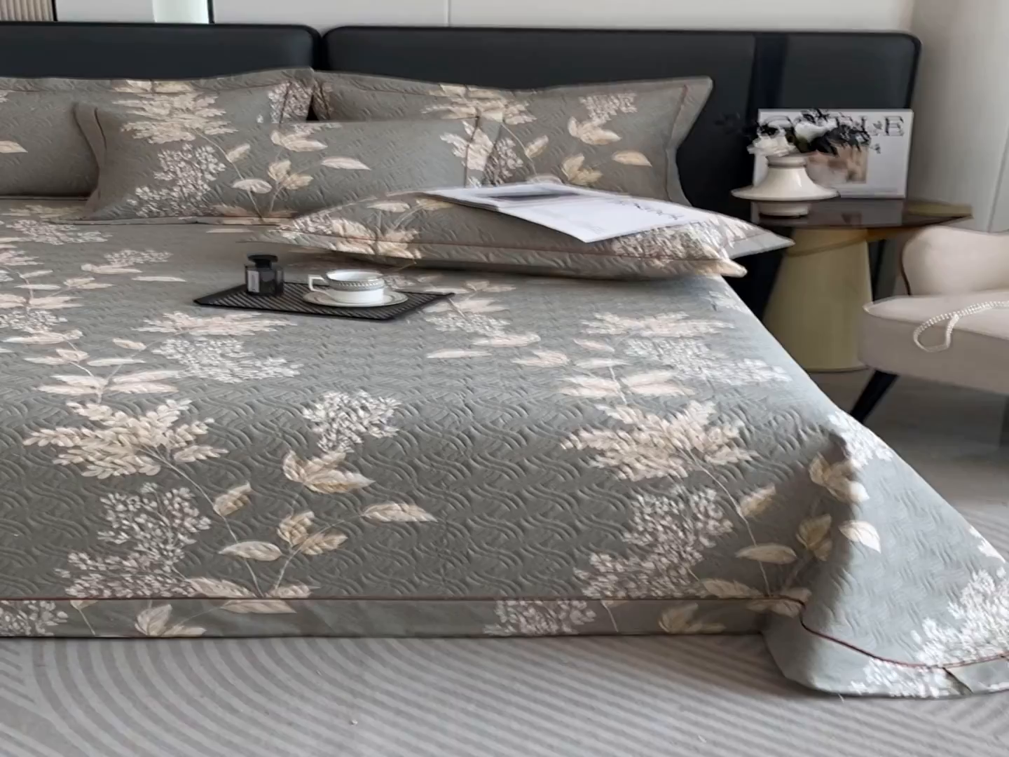 91家纺网 家纺一手货源 找家纺 畅畅家纺 2025春夏款13372全棉纯棉活性印花床盖夹棉加厚绗缝防滑床罩 枝繁叶茂灰