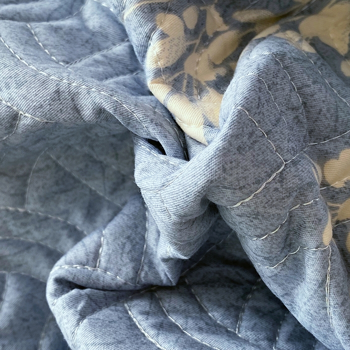 91家纺网 家纺一手货源 找家纺 畅畅家纺 2025春夏款13372全棉纯棉活性印花床盖夹棉加厚绗缝防滑床罩 枝繁叶茂蓝