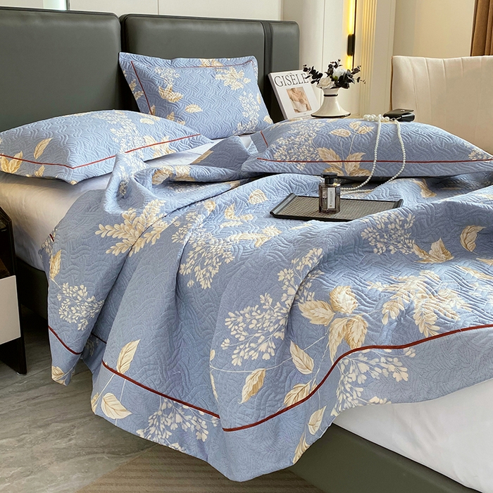 91家纺网 家纺一手货源 找家纺 畅畅家纺 2025春夏款13372全棉纯棉活性印花床盖夹棉加厚绗缝防滑床罩 枝繁叶茂蓝