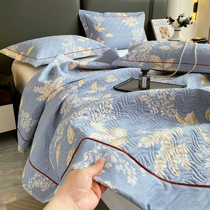 91家纺网 家纺一手货源 找家纺 畅畅家纺 2025春夏款13372全棉纯棉活性印花床盖夹棉加厚绗缝防滑床罩 枝繁叶茂蓝