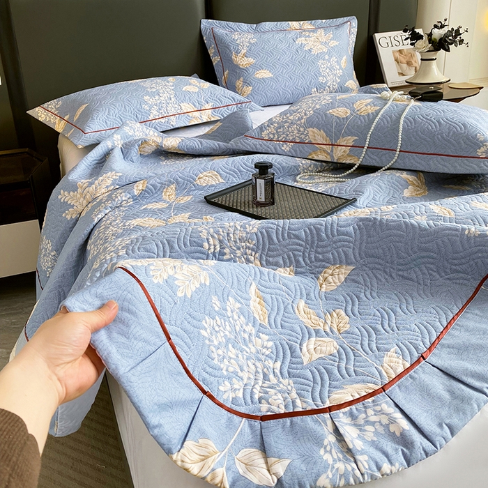 91家纺网 家纺一手货源 找家纺 畅畅家纺 2025春夏款13372全棉纯棉活性印花床盖夹棉加厚绗缝防滑床罩 枝繁叶茂蓝