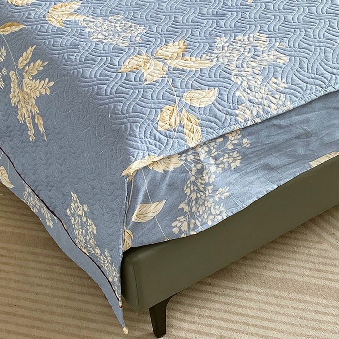 91家纺网 家纺一手货源 找家纺 畅畅家纺 2025春夏款13372全棉纯棉活性印花床盖夹棉加厚绗缝防滑床罩 枝繁叶茂蓝