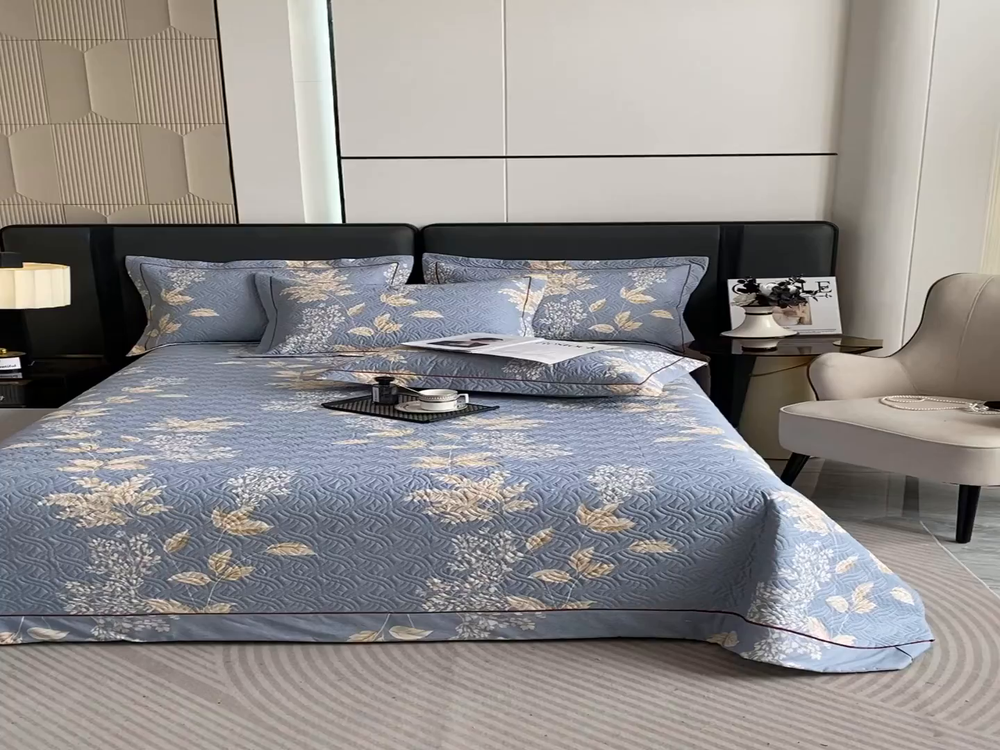91家纺网 家纺一手货源 找家纺 畅畅家纺 2025春夏款13372全棉纯棉活性印花床盖夹棉加厚绗缝防滑床罩 枝繁叶茂蓝