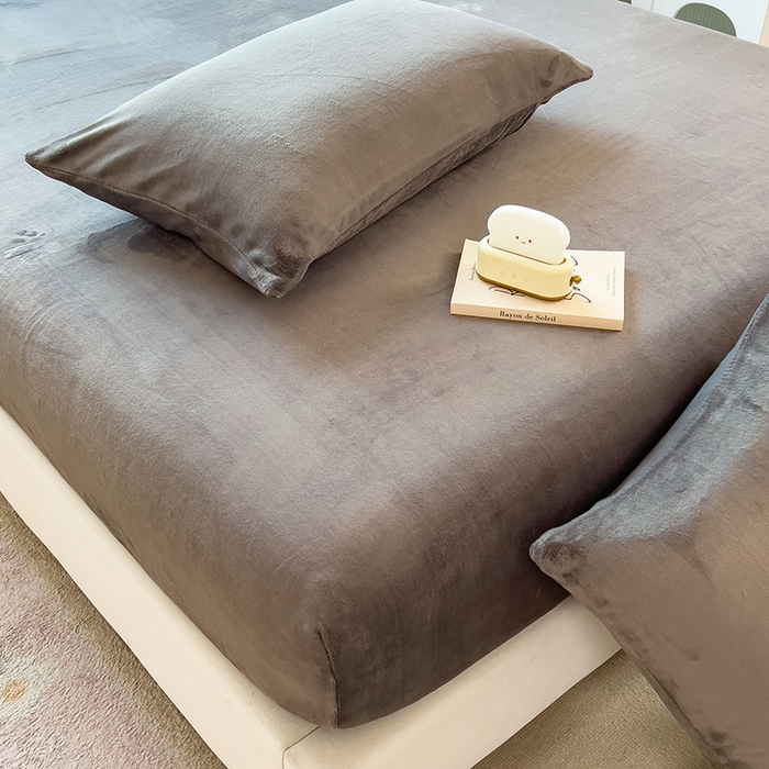 91家纺网 家纺一手货源 找家纺 （总）丽美人家纺 2025秋冬新款牛奶绒纯色单床笠